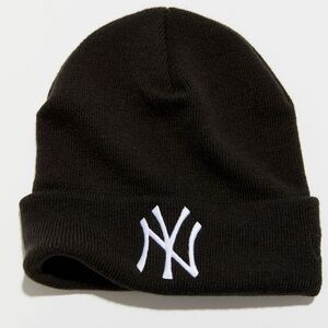 New Era New York Yankees Beanie in black.